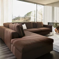 Angolo venstrevendt sofa med pufafslutning