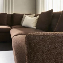 Angolo venstrevendt sofa med pufafslutning