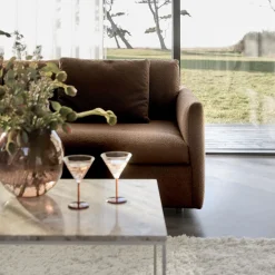 Angolo venstrevendt sofa med pufafslutning