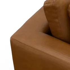 Angolo venstrevendt sofa med pufafslutning