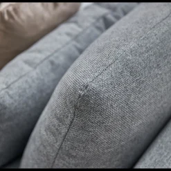 Halmstad højrevendt hjørnesofa med pufafslutning