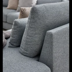Halmstad højrevendt hjørnesofa med pufafslutning