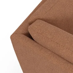 Lean venstrevendt hjørnesofa med pufafslutning
