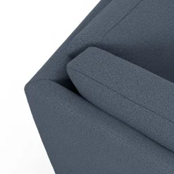 Lean venstrevendt hjørnesofa med pufafslutning