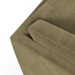 Lean venstrevendt hjørnesofa med pufafslutning