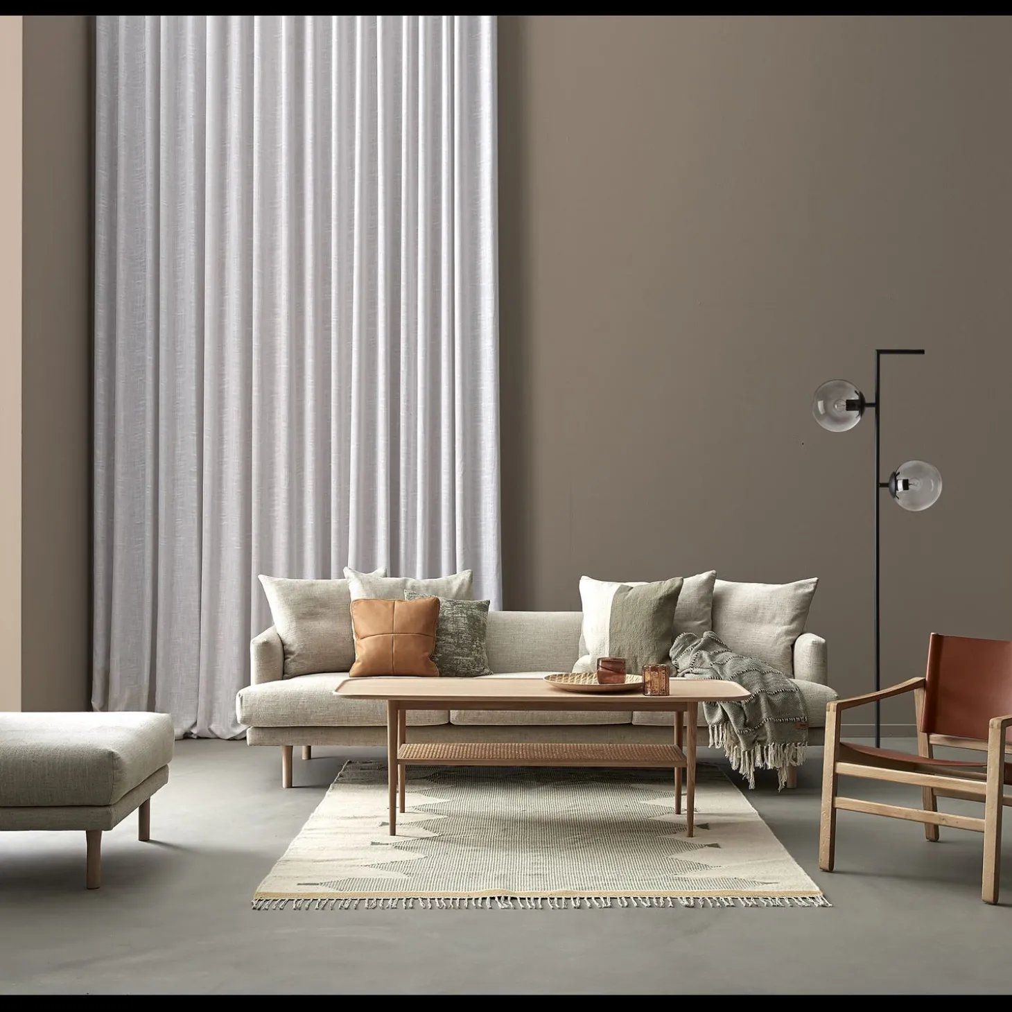 Pearl Gulvlampe 154 x 18 cm