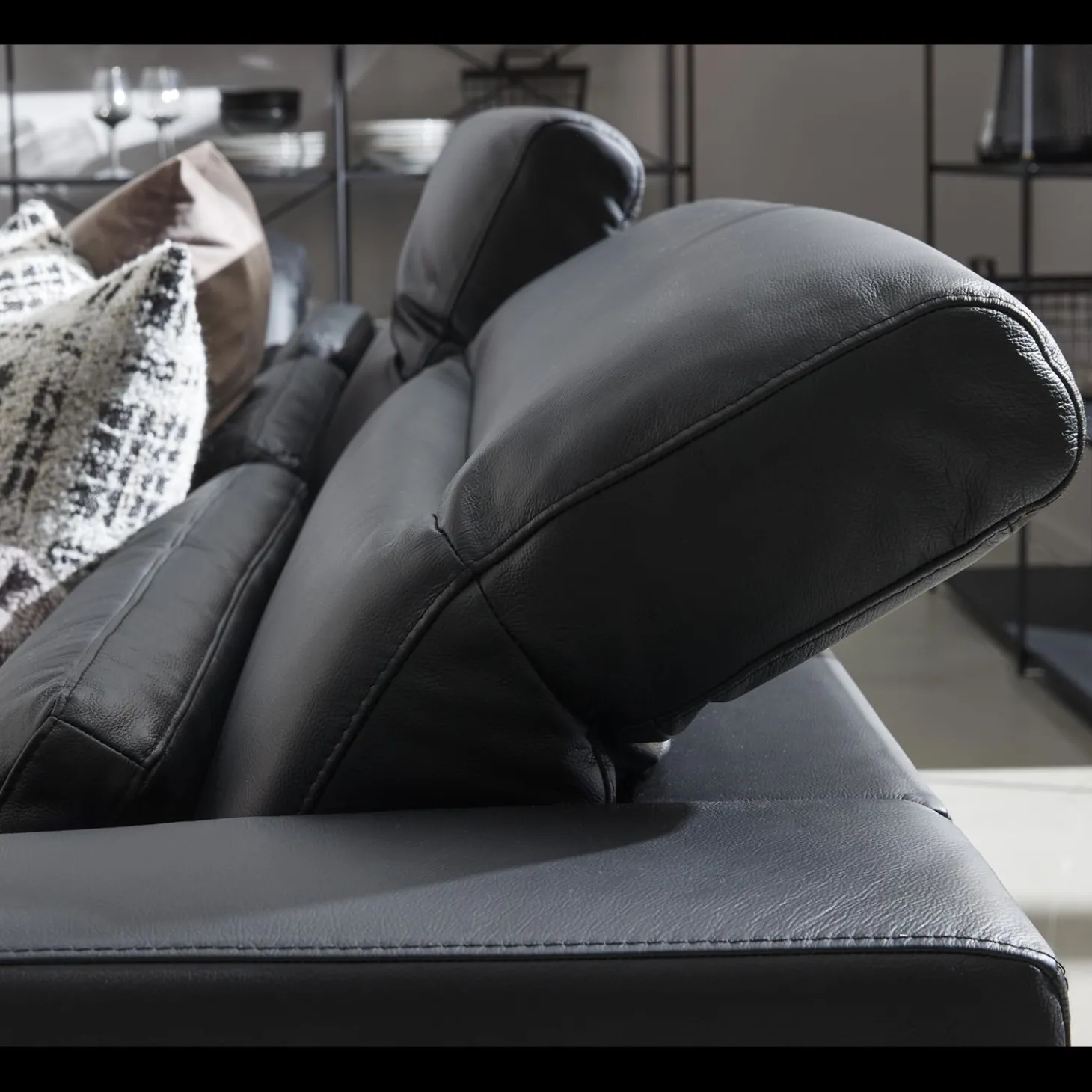 Volanti venstrevendt sofa med pufafslutning